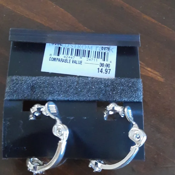 Pretty faux pearl & diamond  clip on earrings - Picture 3 of 3